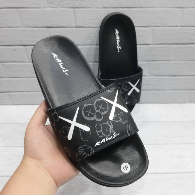 Sandal kaws full hitam