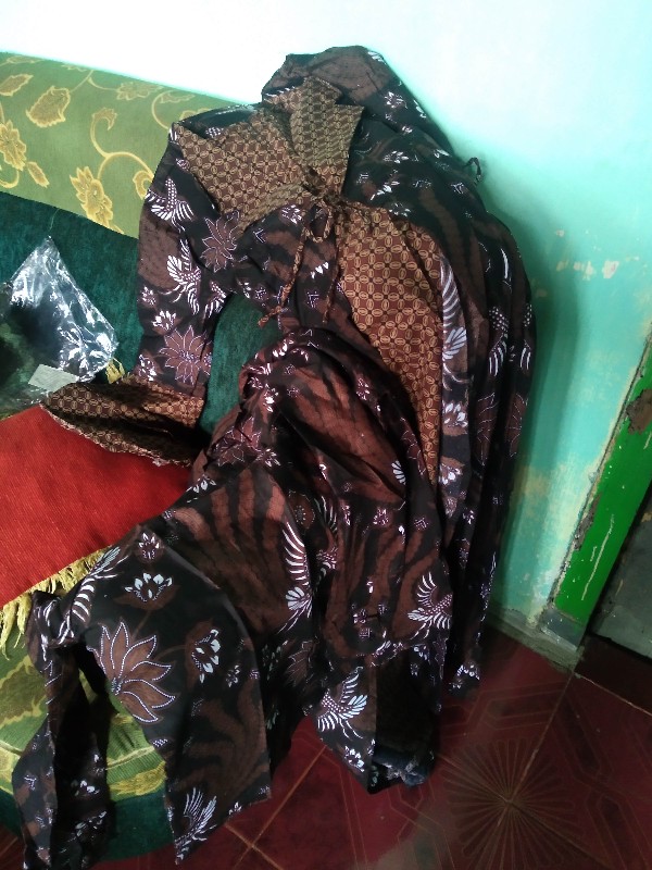 Batik Couple Keluarga • Batik Couple Keluarga Sania Ruffle Ori Ndoro Jowi Motif Dimensi Abu