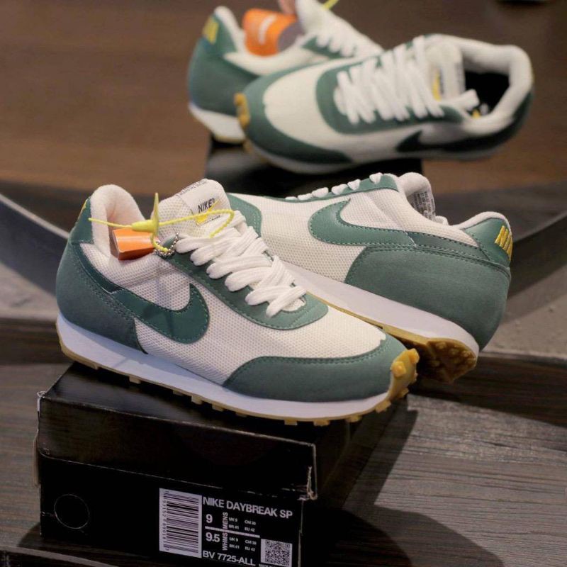 nike daybreak type trainers