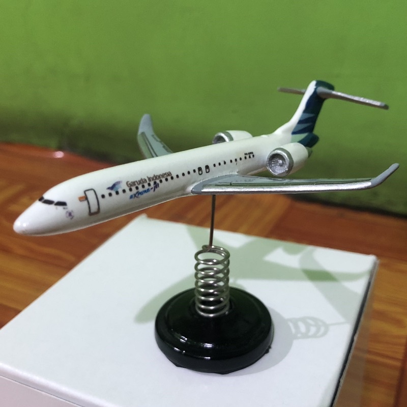 miniatur pesawat per Garuda Indonesia bombardier crj1000