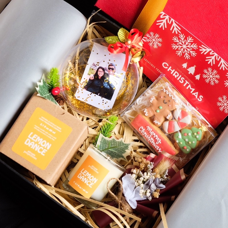 

Hampers Natal Scented Candle Cookies Flower Bouquet Baubles Custom Murah Christmas Hampers Gift
