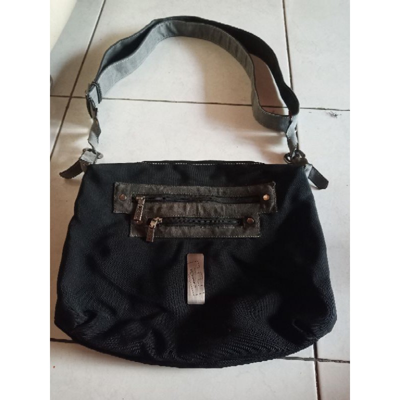 Tas preloved emsio hitam 35x27