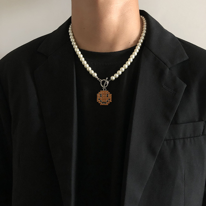 Kalung Rantai Dengan Liontin Smiley Mosaik Hias Mutiara Gaya Hip Hop Untuk Wanita