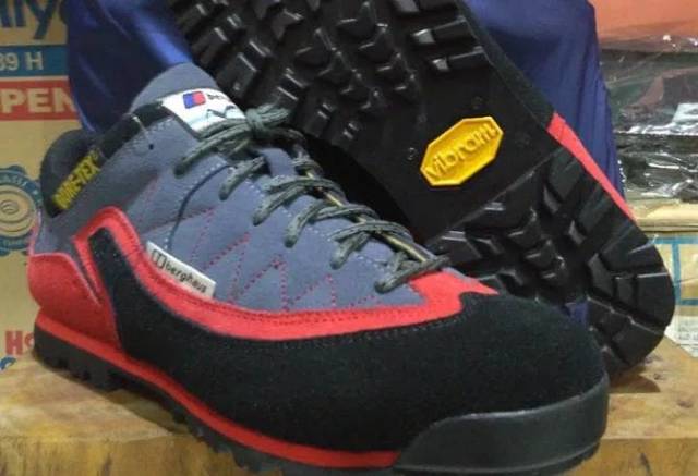 Sepatu gunung hiking outdoor berghaus lokal Sol vibram Not Original