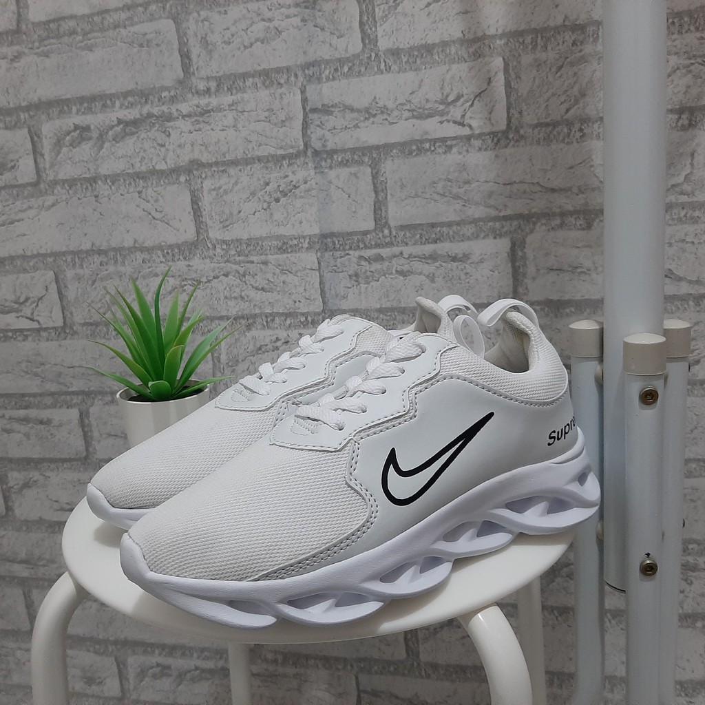 SEPATU NIKE121 SUPREME WHITE SEPATU RUNNING MAN AND GIRLS SNEAKERS SEPATU SPORT