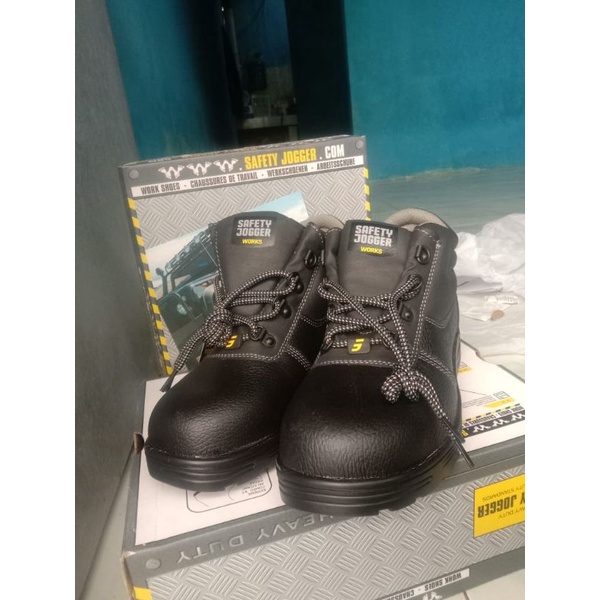 Sepatu safety joger