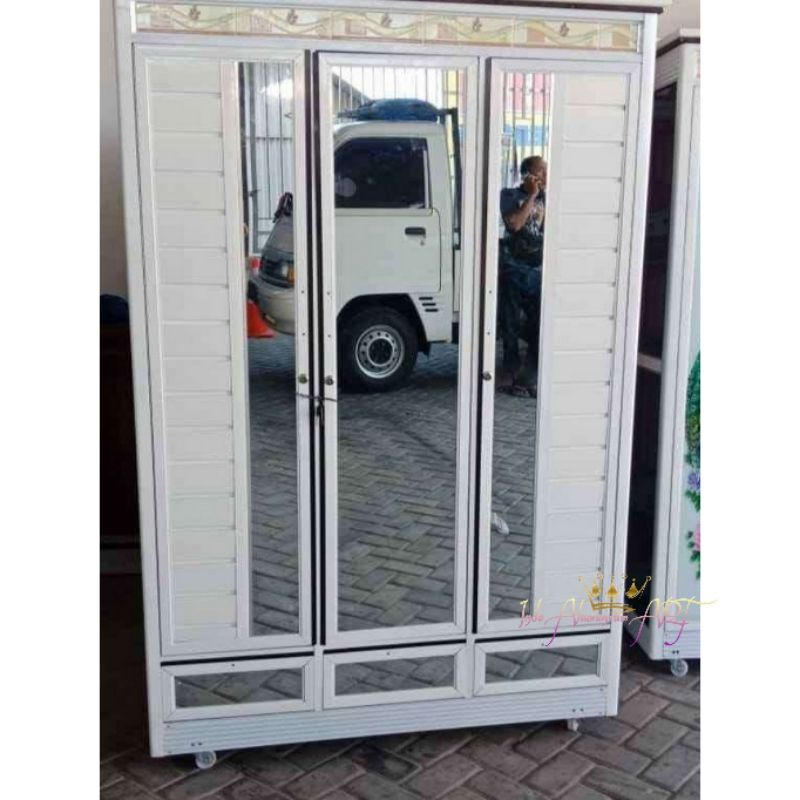 Lemari Pakaian / Minimalis Warna Putih Pintu 3 Kaca Bahan Alumunium