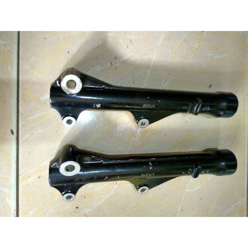 TABUNG SHOCKBREAKER DEPAN REVO ABSOLUTE REVO VIT F1 PNP SUPRA X125 F1 INJEKSI SUPRA X125 HELM IN ORIGINAL SEBELAH KANAN