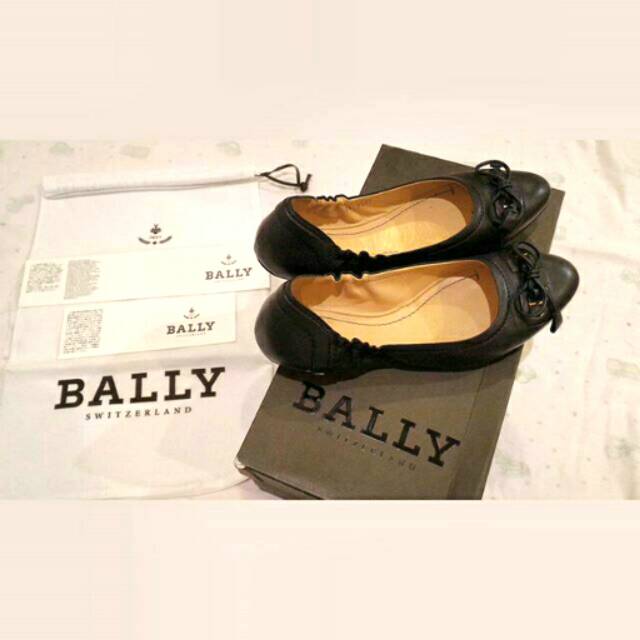 Preloved Bally flat shoes in dark blue (excellent)