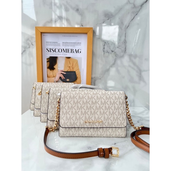 MK jet set travel medium phone crossbody vanilla
