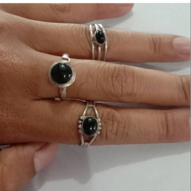 Cincin perak mata batu hitam