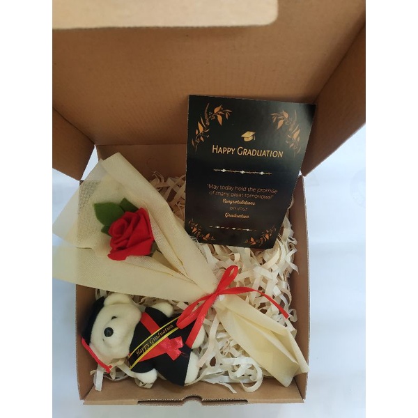 

Hampers Wisuda simple Boneka, bunga, dan kartu ucapan Kupang