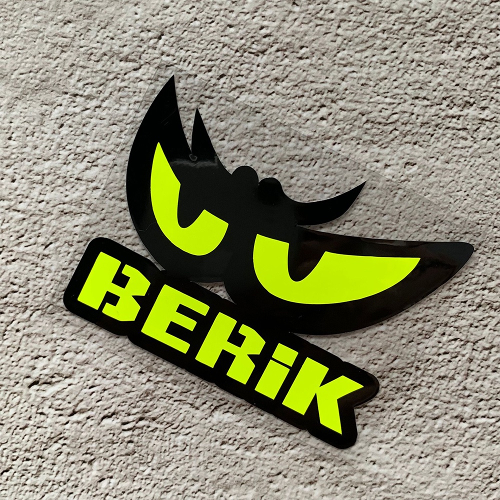 Berik Stiker Reflektif Anti Air Untuk Dekorasi Helm Motormobil