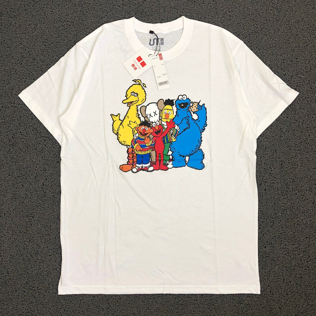 T SHIRT KAOS UNIQLO KAWS X SESAME STREET FAMILY HITAM & PUTIH AUTHENTIC PREMIUM-1