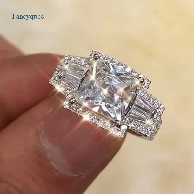 Fancyqube Cincin Kawin / Tunangan Aksen Cubic Zirconia Bentuk Persegi Untuk Perhiasan Wanita