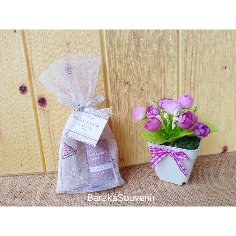 Souvenir hand sanitizer 60 ml 60ml dan masker 2 lapis kemas tile / tulle