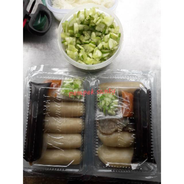 

Pempek asli palembang dua mika.1 mika isi 5 pcs lenjer & campur + cuko