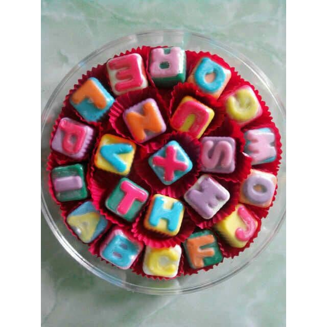 

coklat praline angka dan huruf toples bulet (500 gram)