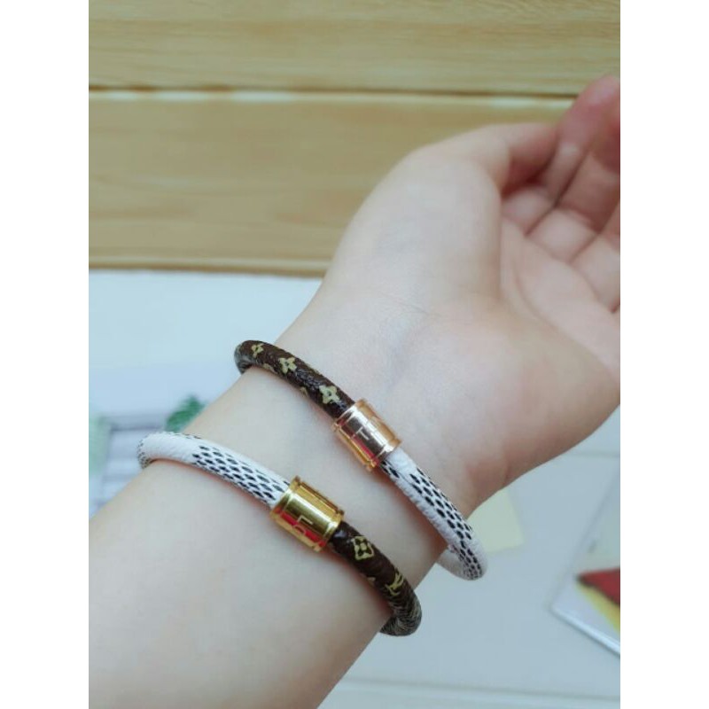 Gelang kulit lv / gelang lv magnet / gelang kulit magnet titanium / gelang titanium lv kulit 2 warna