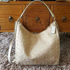 

Dijual Tas Coach Celeste hobo signature sign chalk original edisi lebaran