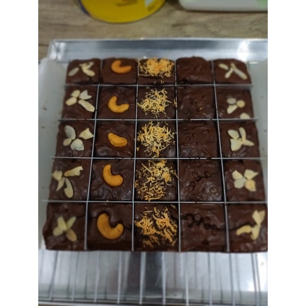 

Brownies Panggang Topping Campur Mede uk.20x20 (Sekat 25pcs)