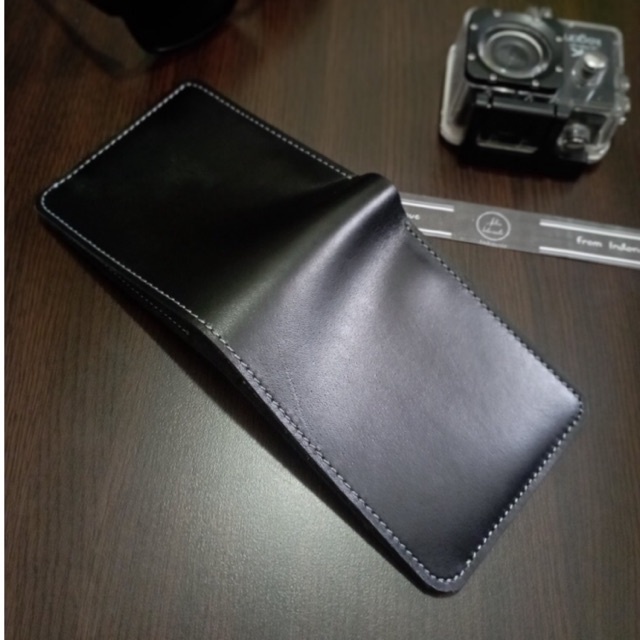 DOMPET PAS UNTUK KAMU‼️dari anton hilmanto bahan kulit sapi asli model lipat dua dompet tipis model dompet sederhana #dompet #dompetlipat #dompetkulit #dompetkulitpria