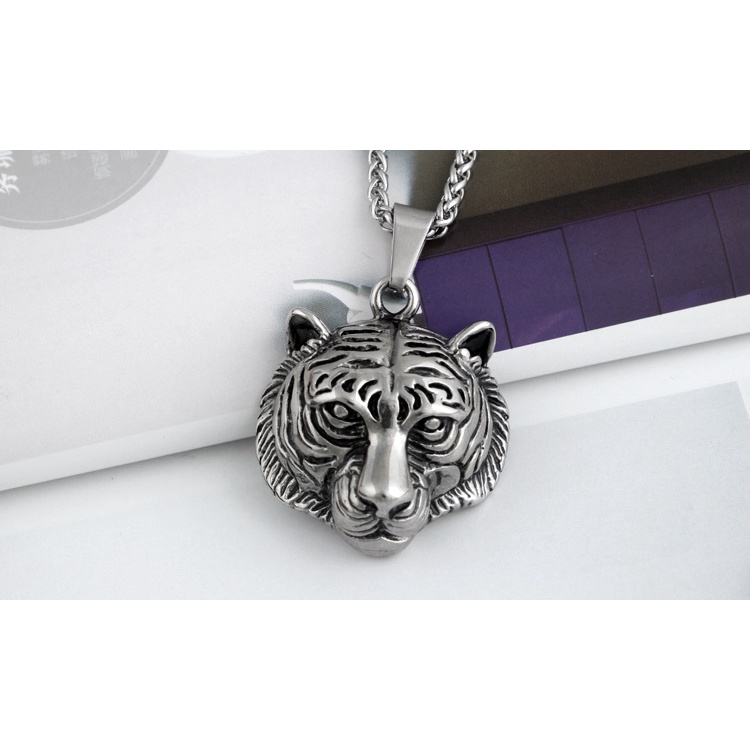 T233 Eropa dan Amerika perhiasan personalized retro tiger head pria titanium baja liontin kalung zod