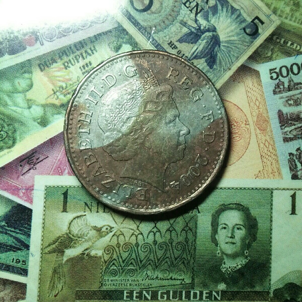 KM 197 - Koin 10 Pence Elizabeth 2 Tahun 2004