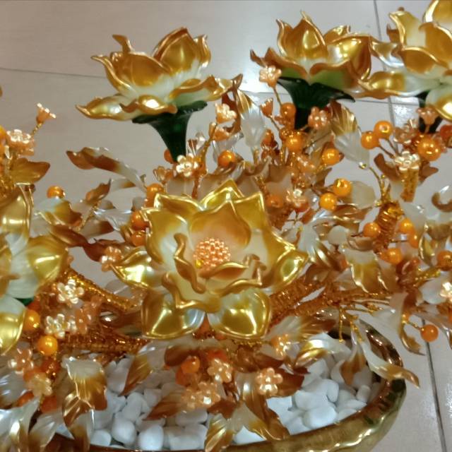 Bunga mawar gold meja tamu