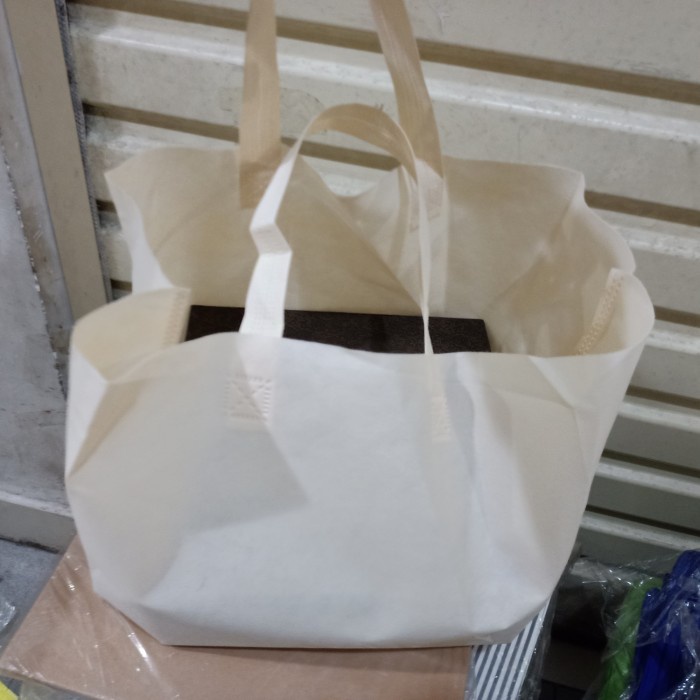 

✨ BISA COD ✨ tas spunbond buat nasi kotak 22 dan bentok isi 12 pcs