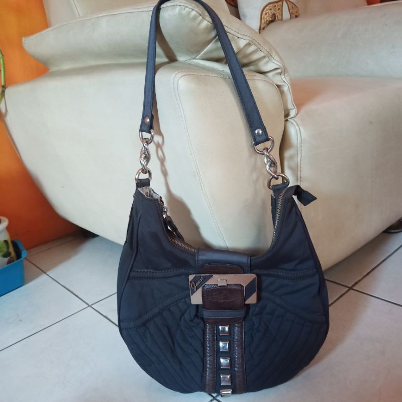 Tas preloved Guess hitam