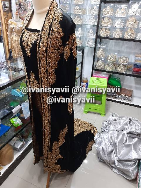 Kebaya bludru pengantin Putri kombinasi payet gold