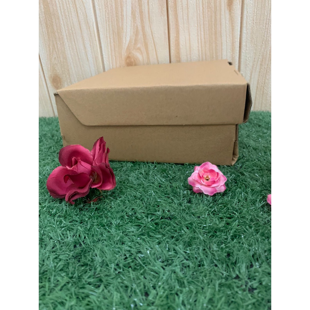 

BOX KARDUS UNTUK KADO ATAU MAKANAN18.5X18.5X8