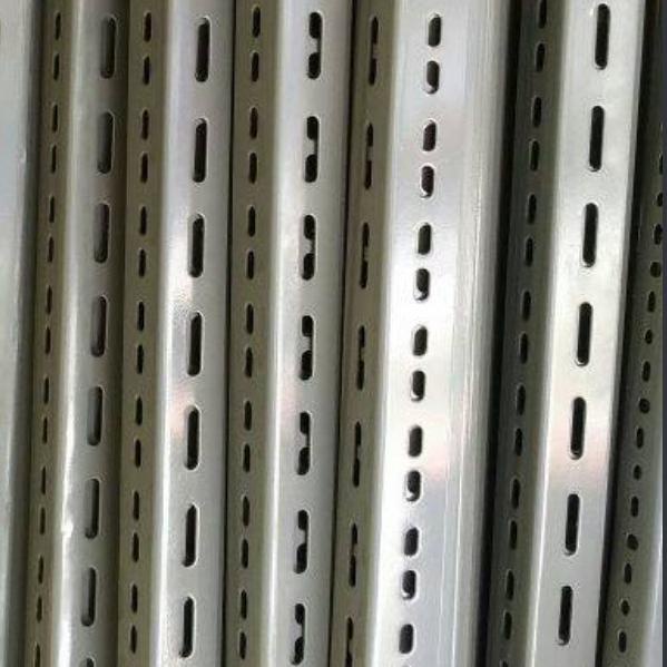 Lagi Tren.. Besi siku lobang 1,8mmx3.6x3.6 panjang 3 m