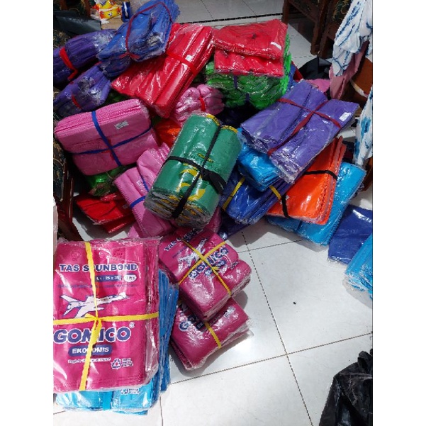 

tas hajatan goodiebag 30x40x8 isi 12pcs