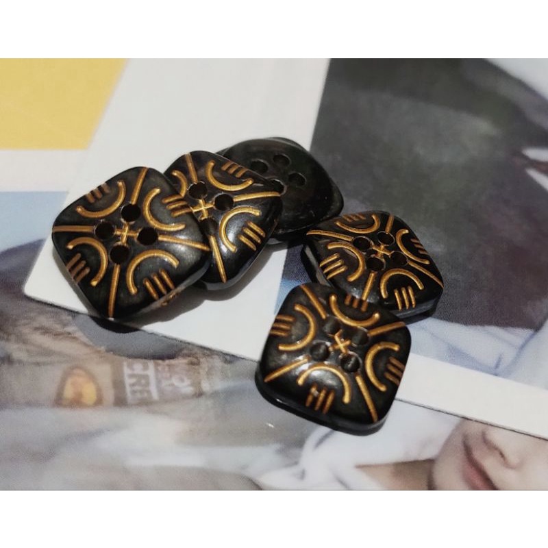 ( 12 BIJI) KANCING PERSEGI MOTIF UKURAN 10 MM