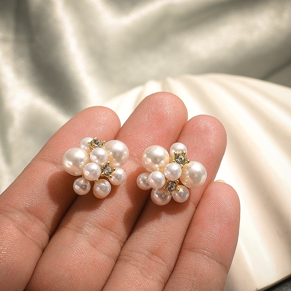 1 Pasang Anting Stud Desain Bunga Aksen Mutiara Berlian Gaya Vintage Korea Untuk Wanita