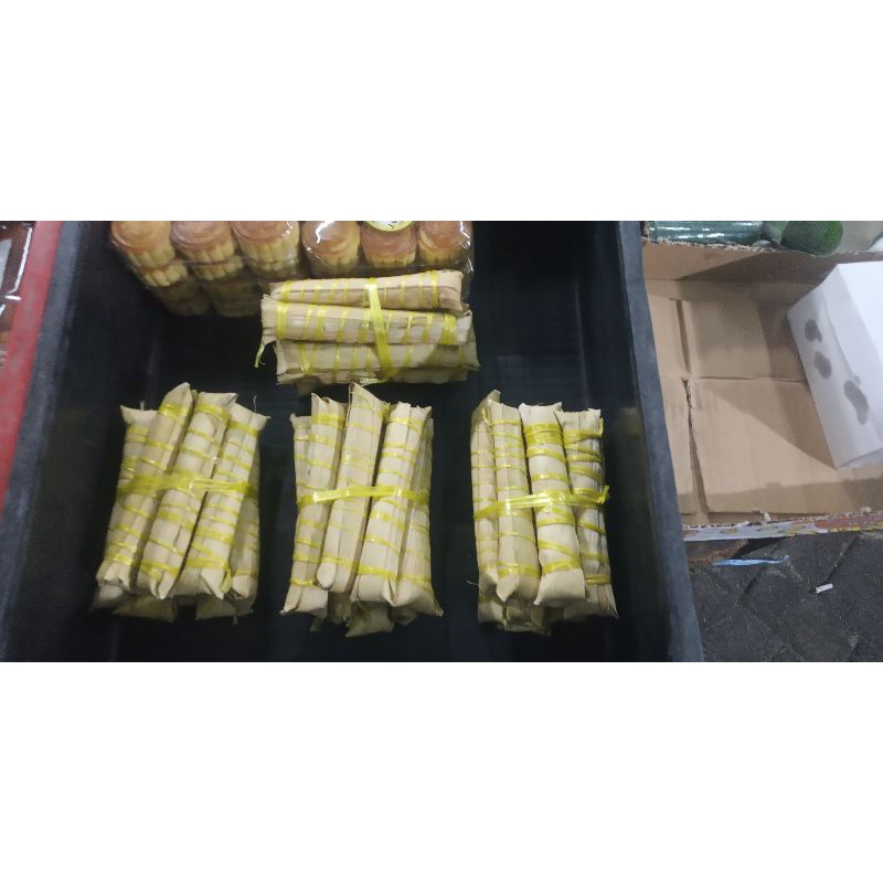 

LEPET KETAN ISI KACANG SPESIAL / LEPET BERAS KETAN ISI 10 (Sepuluh)