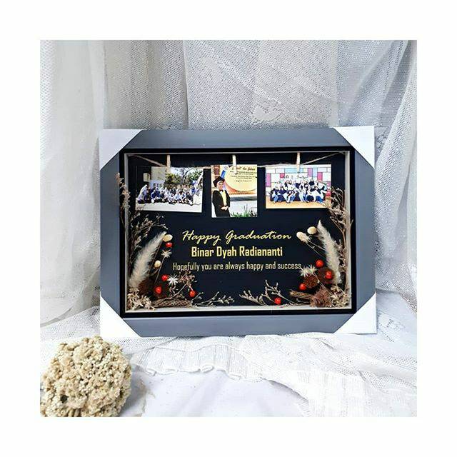 

Frame 3D/ kadowisuda/ hadiah ulangtahun/ hadiahpernikahan/ souvenir seminar dengan bunga kering asli