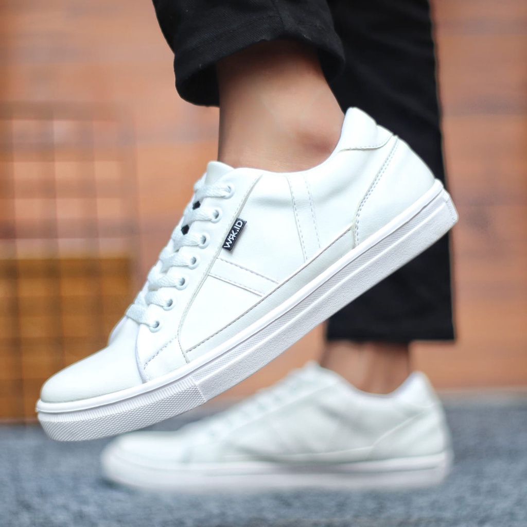 MOLK Sepatu Kasual Pria Sneaker Hitam Simple Murah Original Footwear