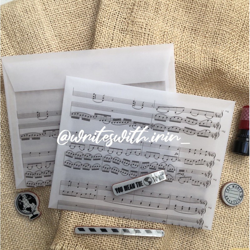 

(writeswithirin) Amplop Kalkir/ Bening/ Transparan/ Amplop Penpal ( Motif Not Balok/ Not Piano)
