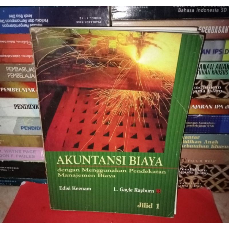 ORI AKUNTANSI BIAYA DENGAN MENGGUNAKAN PENDEKATAN MANAJEMEN BIAYA EDISI KE ENAM JILID 1.