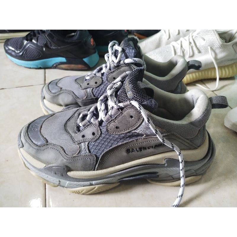 Sepatu second Balenciaga Triple S
