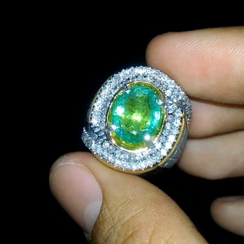 cincin berlian Vs batu Zambrud Colombia