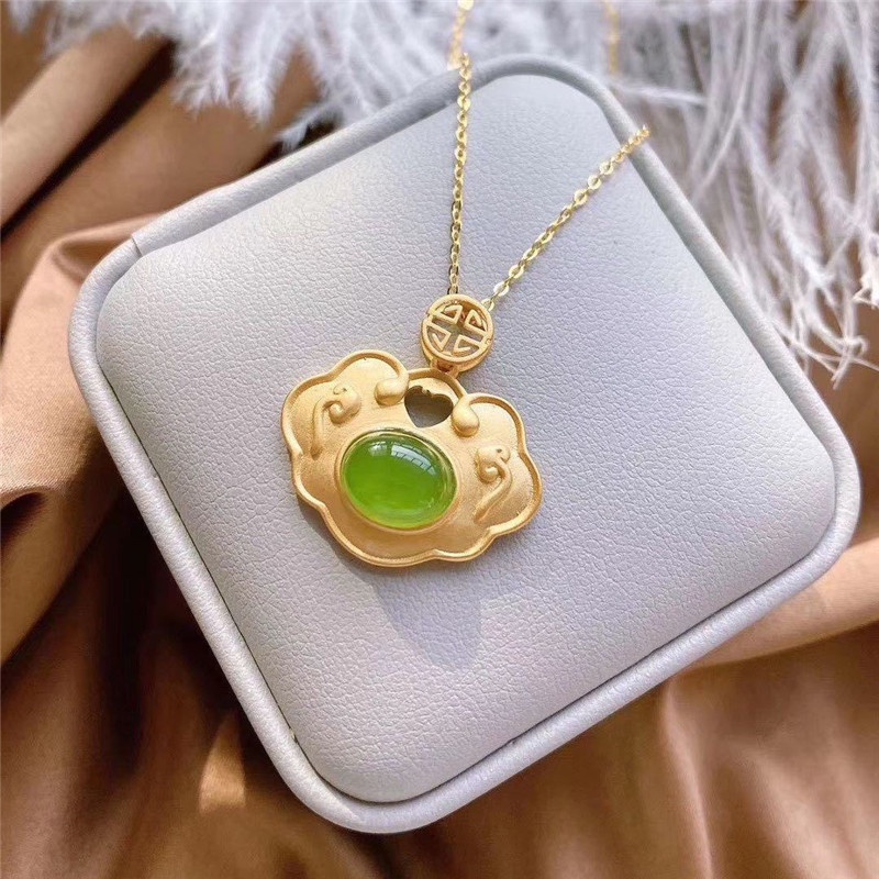 [Ready Stock]Fashion Gold-Plated Inlaid Jade Cloud Pendant Necklace