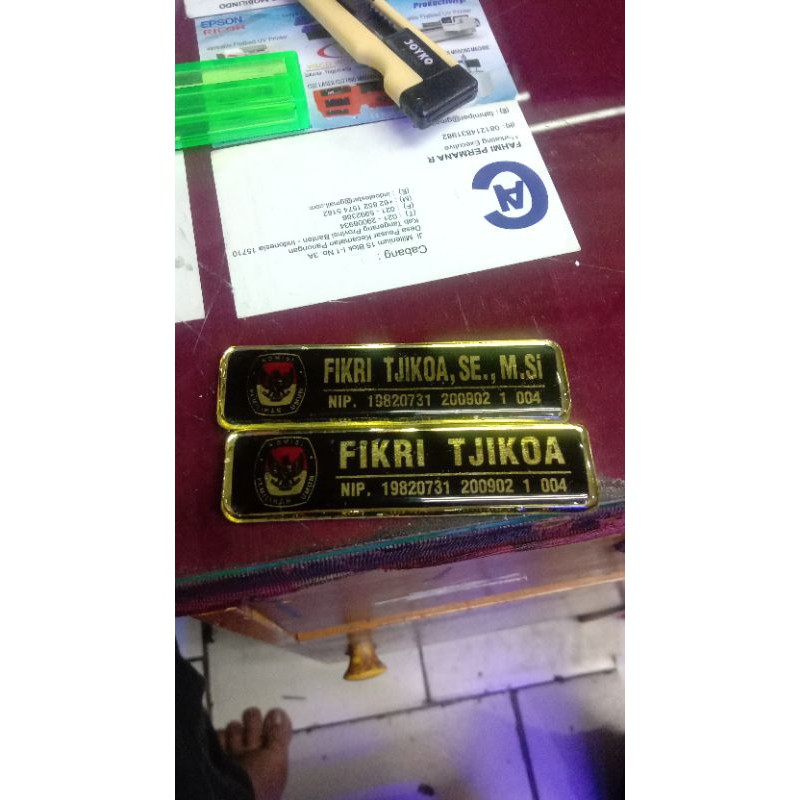 

NameTag kuningan peniti langsung proses di hari yang sama