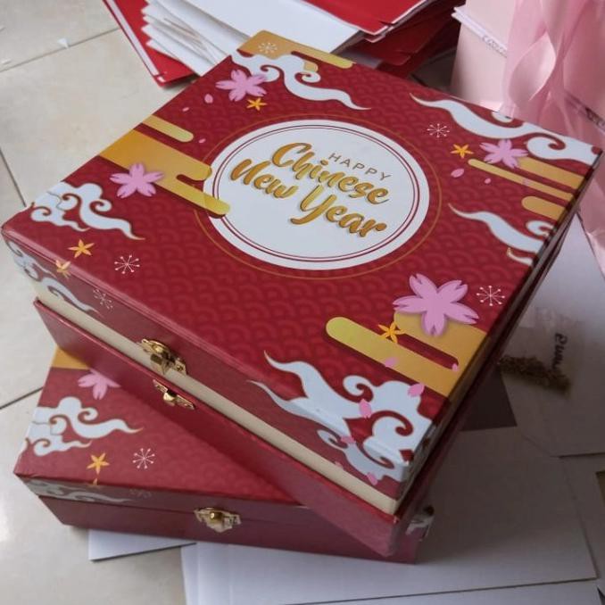

FALSH SALE hampers imlek, box imlek, box cake, box kue bulan isi 2 box