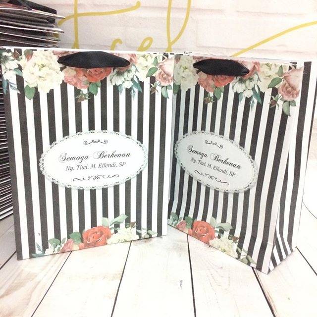 

Paperbag ukuran P20 × L8 x T25cm, bahan 160gsm
