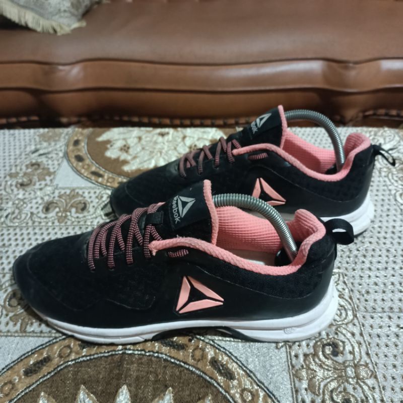 sepatu second import. sepatu bekas preloved merk Reebok running size 40