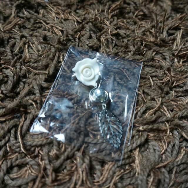 Bros dagu panjang bunga mawar putih